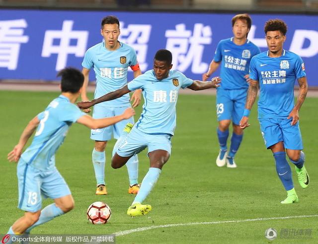 《饥饿游戏3》曝片场照 劳伦斯、锤弟穿宽棉袍 2014-05-08 当地时间5月7日，法国巴黎，詹妮弗·劳伦斯现身《饥饿游戏3：自由幻梦（下）》片场，与”锤弟“利亚姆·海姆斯沃斯继续拍摄该片剩下的戏份。