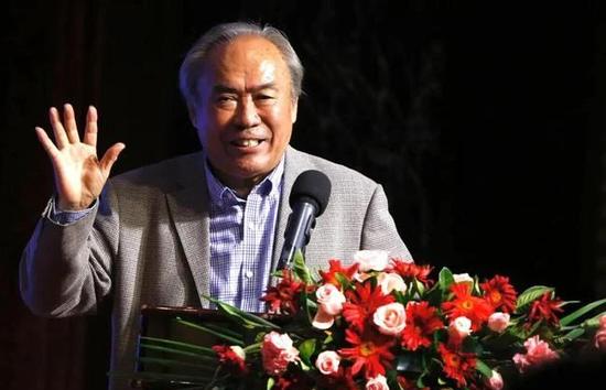 而其他演员在片场也都喜笑颜开，看起来这会是一部非常轻松而愉快 科林·费斯接拍《天才》 法斯宾德成早逝作家 2012-11-02 据美国媒体报道，奥斯卡影帝科林·费斯将与男星迈克尔·法斯宾德将合作参演新片《天才》。