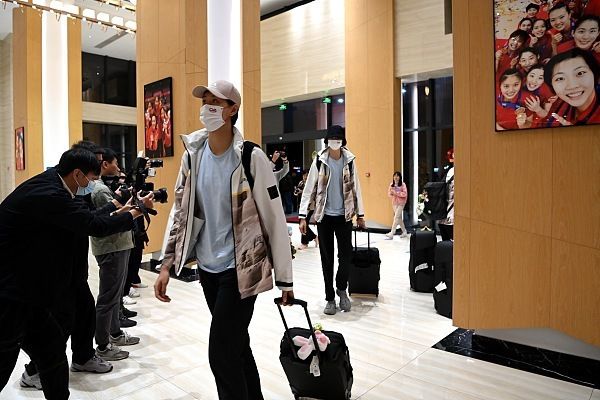 科林·费斯夫妇、本尼迪克特·康伯巴奇、米歇尔·道克瑞等都盛装出席，而最惊艳的要属小天后泰勒·斯威夫特 《致爱情》三亚杀青 李菲儿获立威廉海边表白 2015-05-27 由青年导演郑来志执导、李菲儿、黄明、立威廉、李金铭、杜海涛等主演的《致我们终将到来的爱情》近日在三亚杀青。