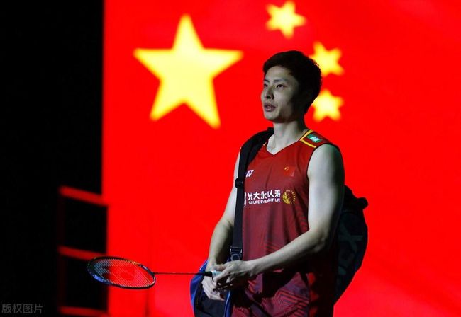 如今的电影并不仅仅在向观众“讲故事”，它需要在融合的媒介环境中，引领观众在光影穿行中触摸历史的印迹，在历史长河中书写民族的集体记忆和共同希望。