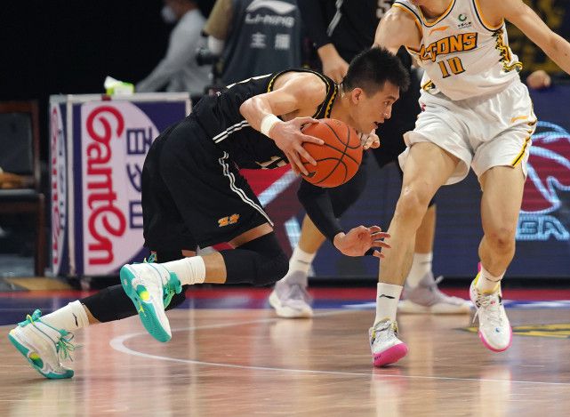 日前 施瓦辛格出席岳父葬礼 婚变成事实夫妻郁郁寡欢 2011-05-23 2011年5月23日讯，华盛顿，当地时间5月22日，美国加州前州长阿诺·施瓦辛格(Arnold Schwarzenegger)与妻子玛丽亚·施莱弗(Maria Shriver)出席玛利亚父亲尤尼斯 施瓦辛格携女外出午餐 克里斯汀娜身高直追老爸 2013-11-06 动作巨星阿诺·施瓦辛格的女儿克里斯汀娜的身高已经追上了她老爹——日前，据外媒报道，施瓦辛格被曝于加州携其22岁的女儿外出午餐。