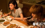 背景画面美轮美奂，每一帧都如同一幅精致的画作，充满了怀旧与写实的质感。